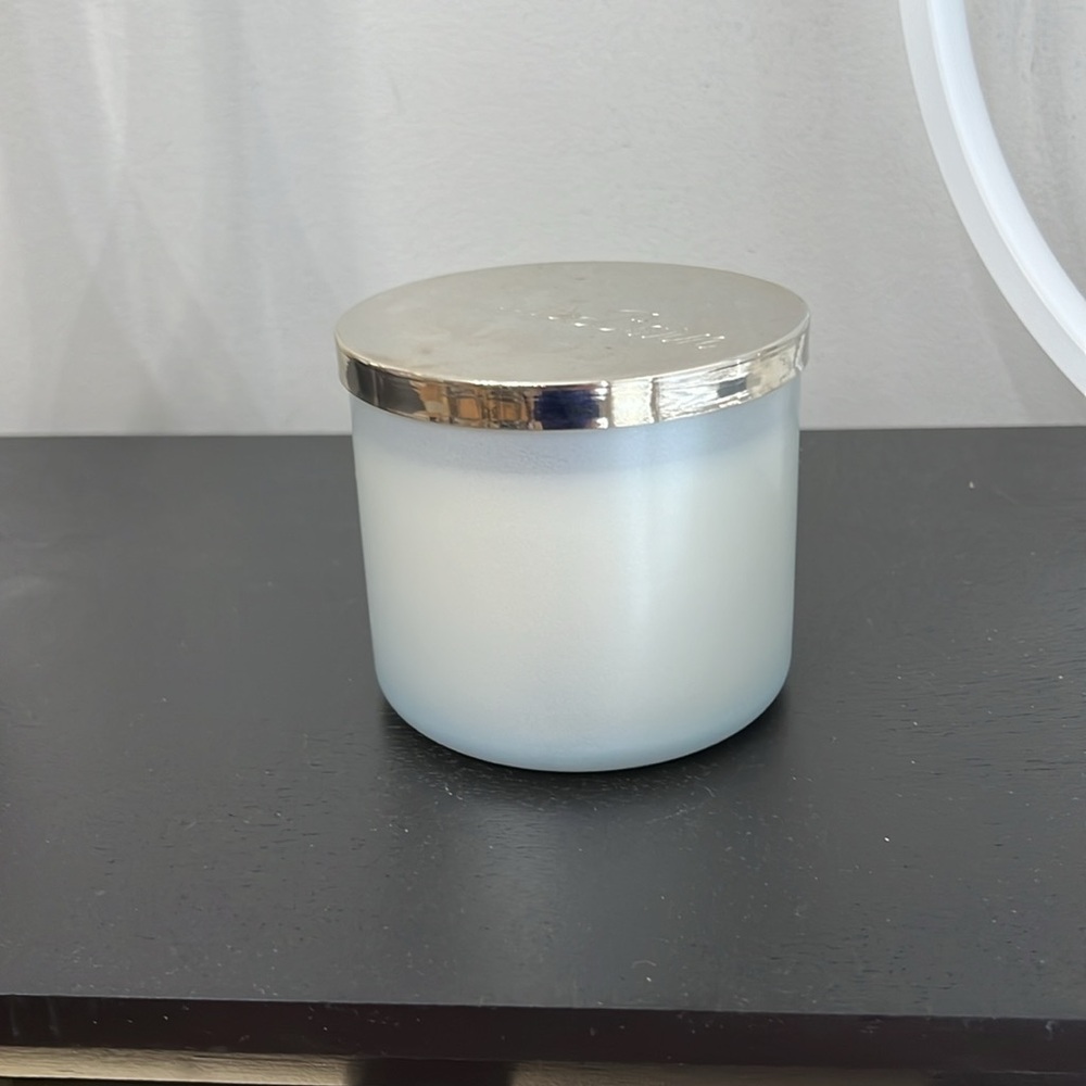 White Barn/ Bath & Body Works FRESH BALSAM 3 Wick Candle - Picture 3 of 3